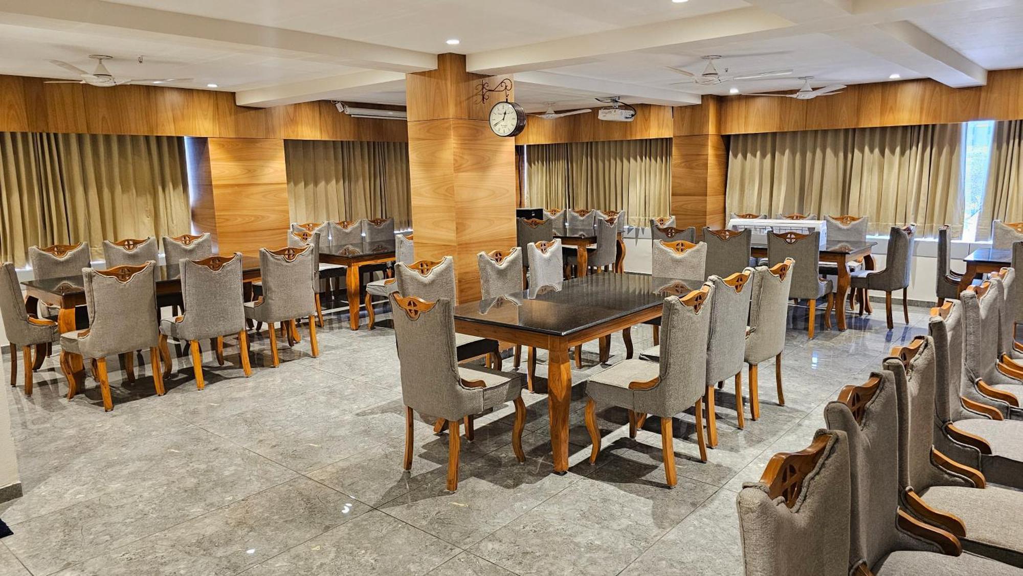 Rds Hotel 아흐메다바드 외부 사진